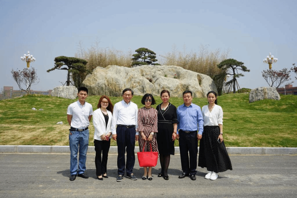 图为韩国湖南大学代表在新校区合影留念